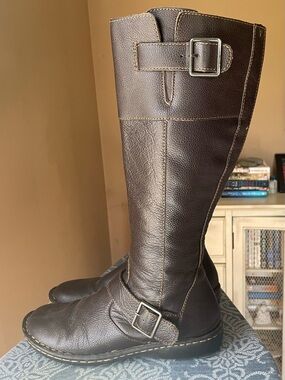 Cabela's Brown pebble leather to the knee. Side zip Rubber Sole Logo Detail